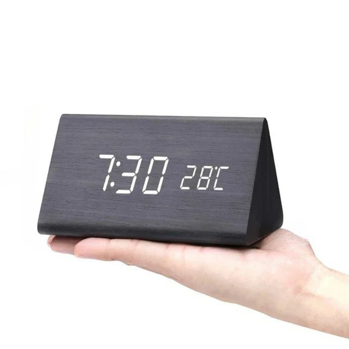 "Moderne LED-Holzuhr mit sprachgesteuerter Funktion, klarem Display und elegantem Holzdesign für stilvollen Wohnbereich."