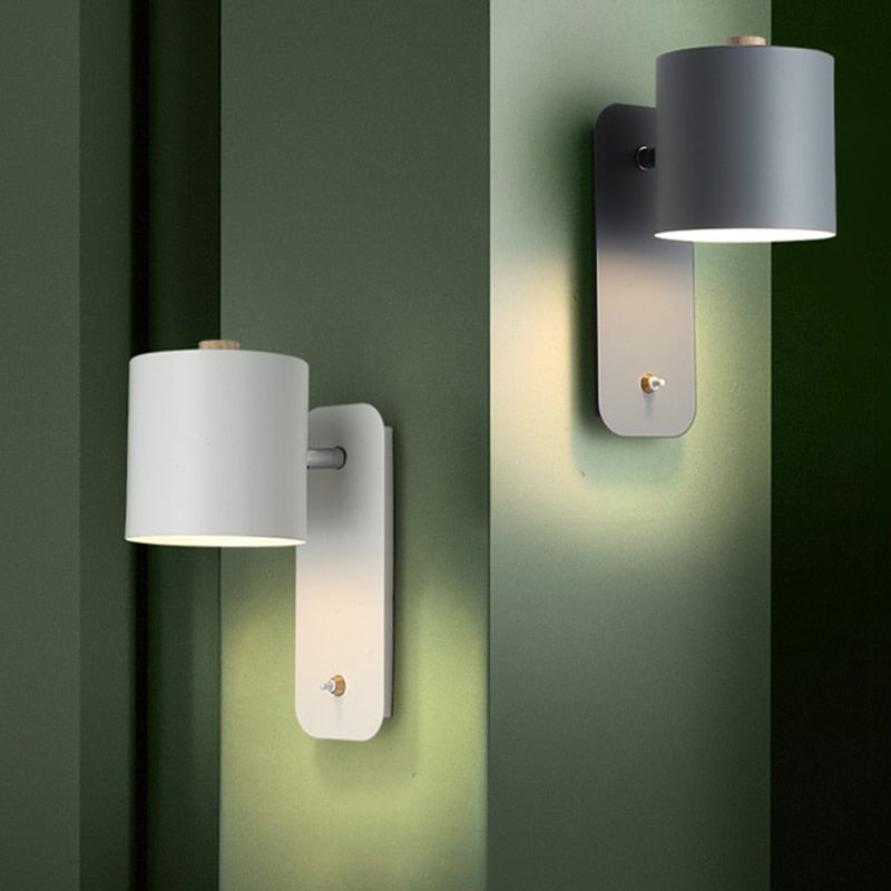 Stilren LED væglampe til stuen. Vægmonteret designlampe med energieffektiv belysning.