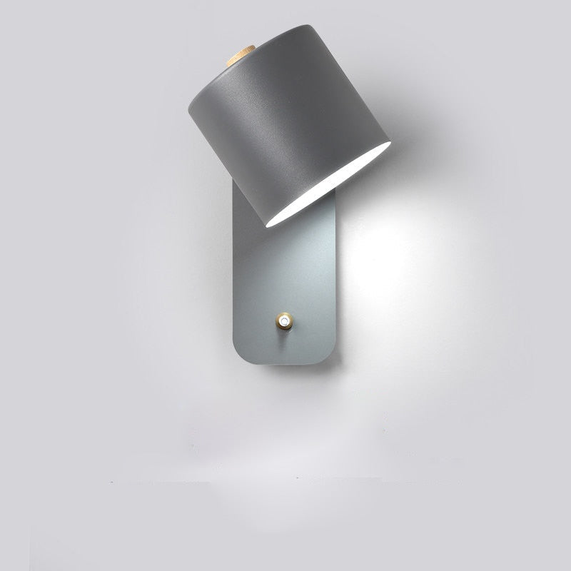 Slank og moderne LED designlampe til vægmontering. Elegant og energieffektiv belysning.