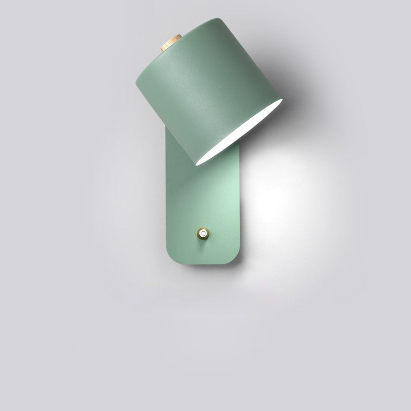 Hvid moderne LED væglampe. Stilren og energieffektiv løsning til elegant hjemmeindretning.