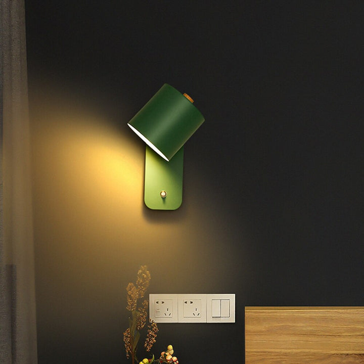 Moderne LED-væglampe i grå med elegant design, integreret kontakt, ideel til stilfuld indendørs belysning.
