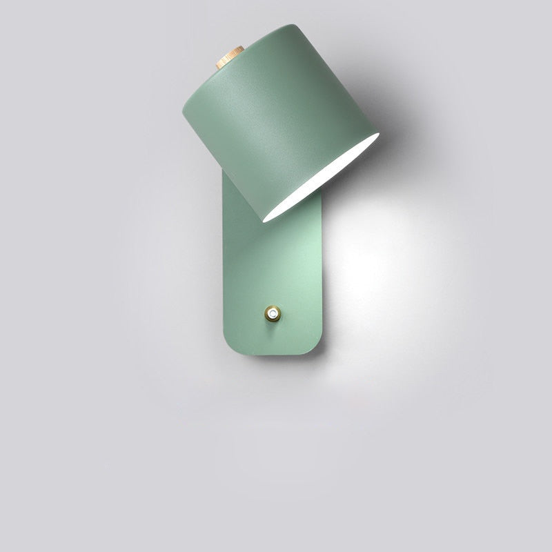 Moderne LED-væglampe i grå med elegant design, integreret kontakt, ideel til stilfuld indendørs belysning.