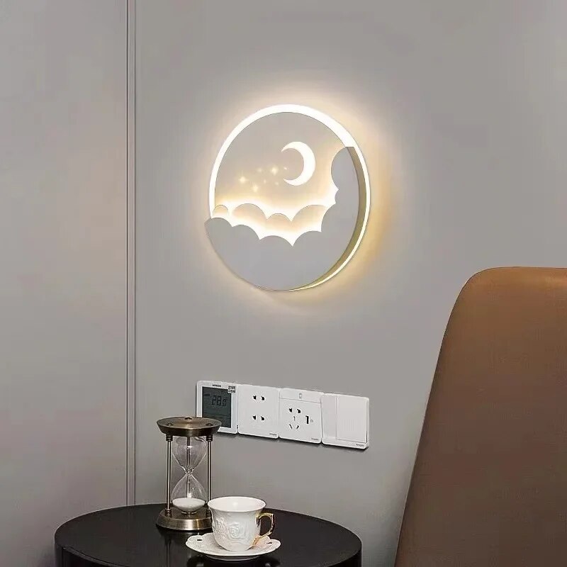 Moderne LED-væglampe, hvid, minimalistisk, energieffektiv, til stue, soveværelse, nem installation.