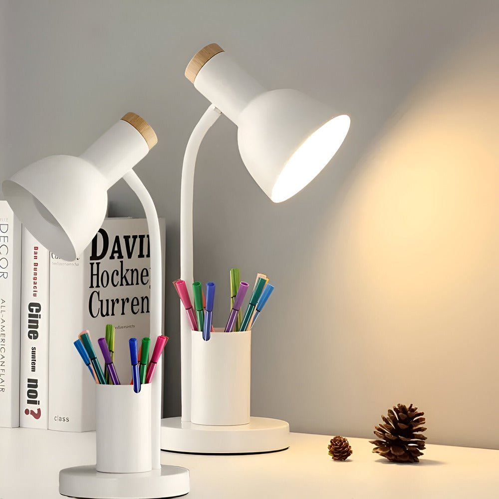 Lyserød LED-skrivebordslampe i nordisk design med praktisk penholder, ideel til læsning og indretning.