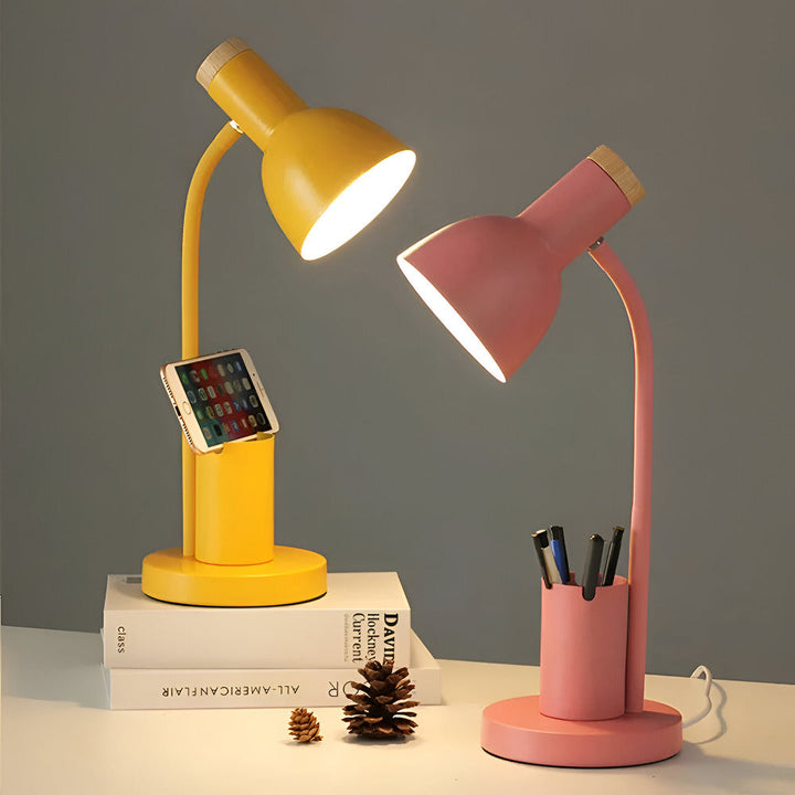 Gul LED-bordlampe i moderne nordisk stil med integreret penholder til organiseret arbejdslys på kontoret.