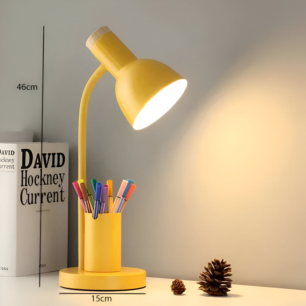 Hvid LED-bordlampe, et moderne nordisk design med penholder, for optimalt arbejdslys og orden.
