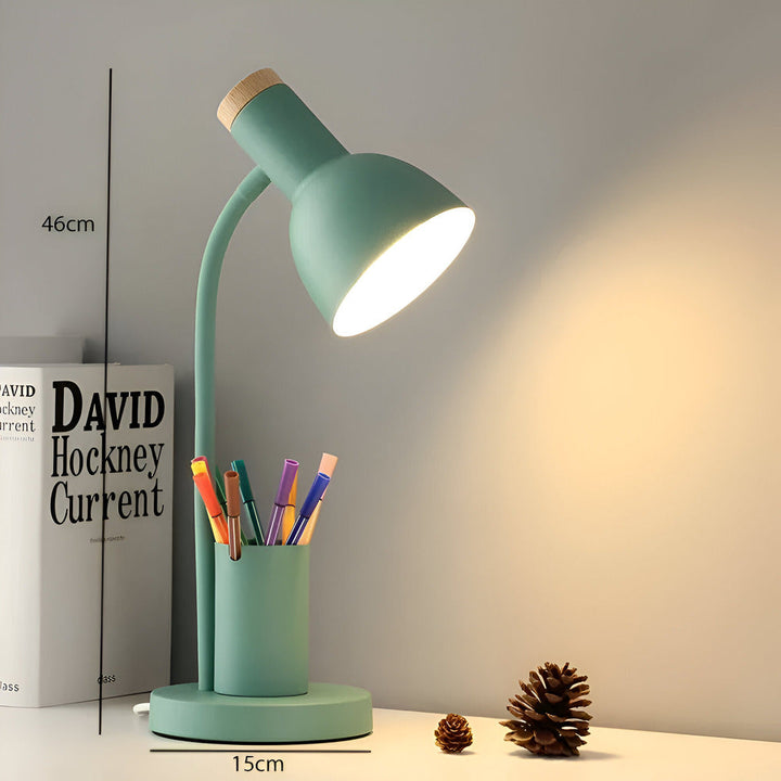 Stilfuld LED-bordlampe med penholder. Perfekt til moderne indretning og organisering af skrivebordet.