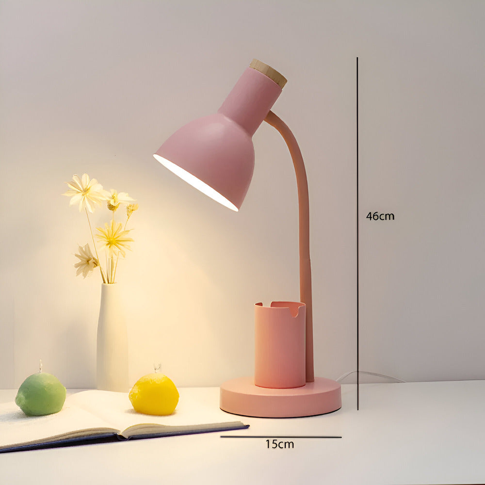 Nordisk LED-skrivebordslampe med penholder i lyserød farve, tilbyder effektivt arbejdslys og opbevaring.