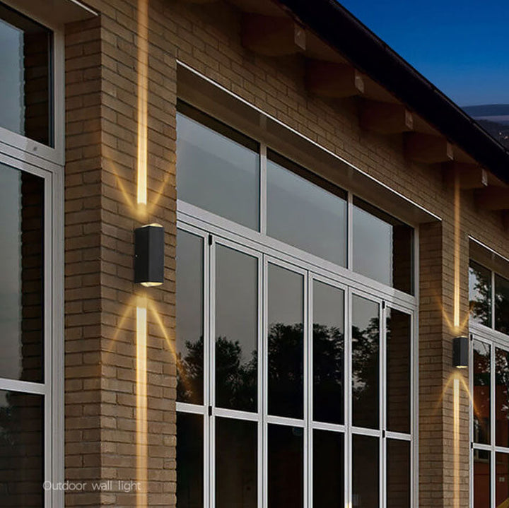 Moderne sort LED-udendørs væglampe, vejrbestandig, rektangulært design, elegant, varmt lys til terrassebelysning.