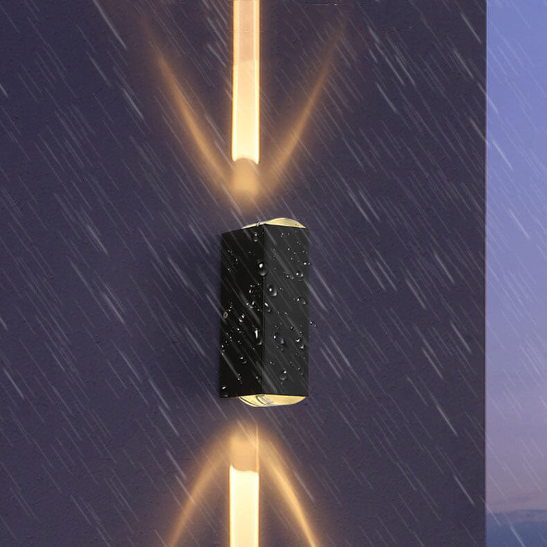 Moderne sort LED-udendørs væglampe, vejrbestandig, rektangulært design, elegant, varmt lys til terrassebelysning.