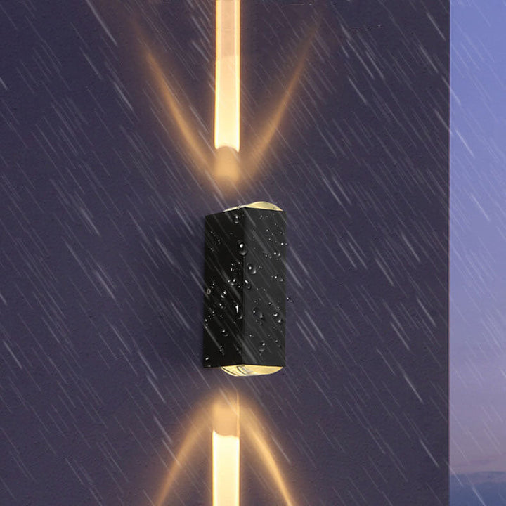 Moderne sort LED-udendørs væglampe, vejrbestandig, rektangulært design, elegant, varmt lys til terrassebelysning.