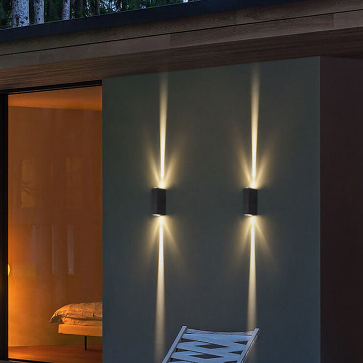Moderne sort LED-udendørs væglampe, vejrbestandig, rektangulært design, elegant, varmt lys til terrassebelysning.