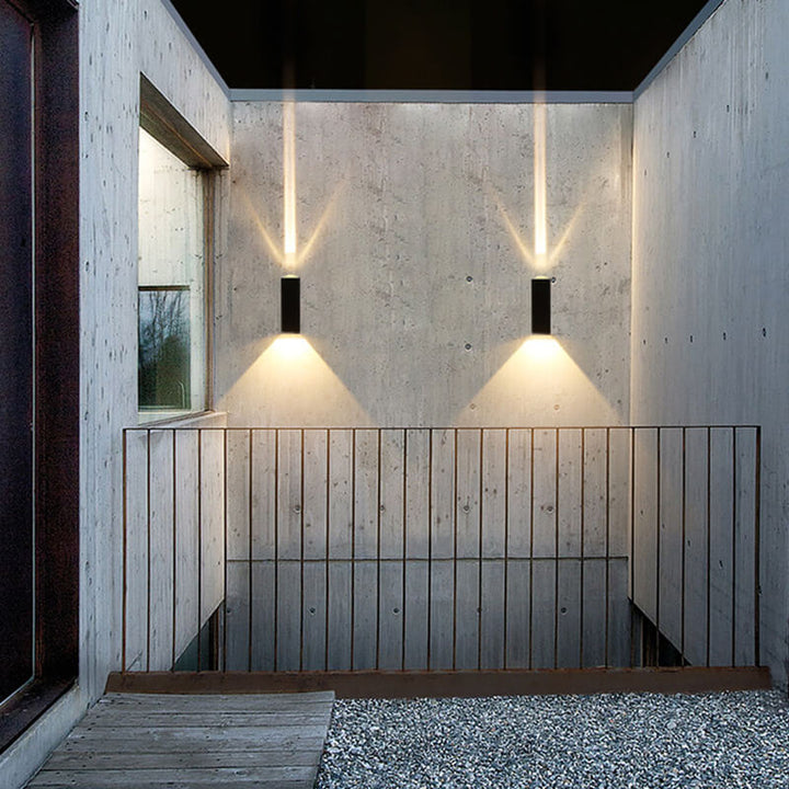 Moderne sort LED-udendørs væglampe, vejrbestandig, rektangulært design, elegant, varmt lys til terrassebelysning.