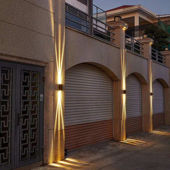 Moderne sort LED-udendørs væglampe, vejrbestandig, rektangulært design, elegant, varmt lys til terrassebelysning.