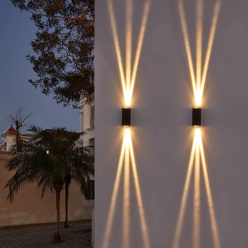 Moderne sort LED-udendørs væglampe, vejrbestandig, rektangulært design, elegant, varmt lys til terrassebelysning.