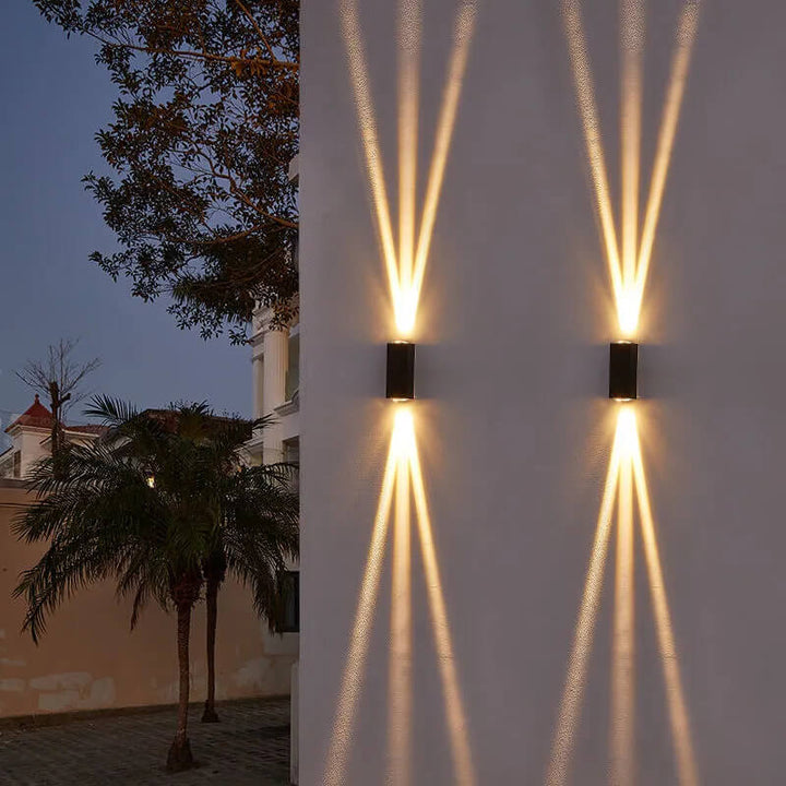 Moderne sort LED-udendørs væglampe, vejrbestandig, rektangulært design, elegant, varmt lys til terrassebelysning.