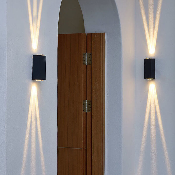 Moderne sort LED-udendørs væglampe, vejrbestandig, rektangulært design, elegant, varmt lys til terrassebelysning.