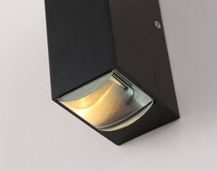 Moderne sort LED-udendørs væglampe, vejrbestandig, rektangulært design, elegant, varmt lys til terrassebelysning.