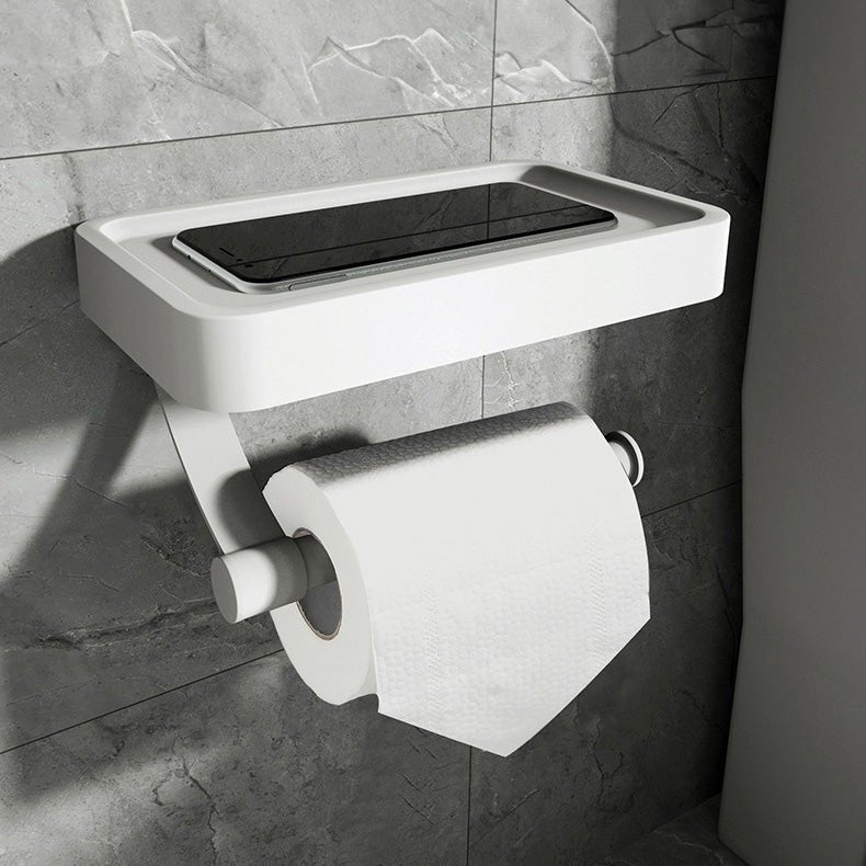 Hvid toiletpapirholder med integreret hylde, ideel til vægmontering og opbevaring på badeværelset.