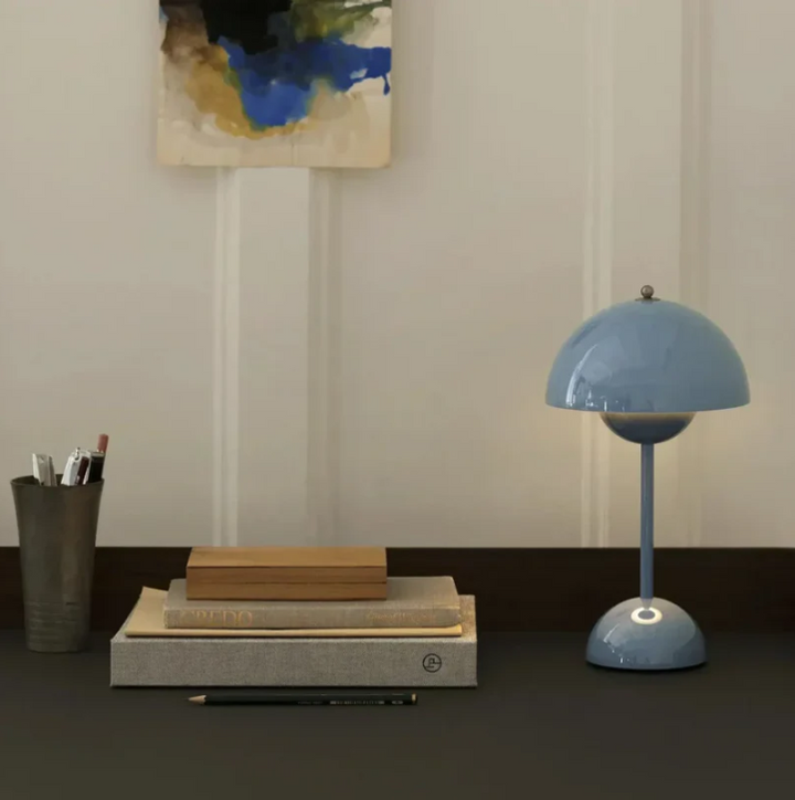 Moderne touch bordlampe med varmt hvidt LED-lys, minimalistisk skandinavisk design og touch-kontrol.