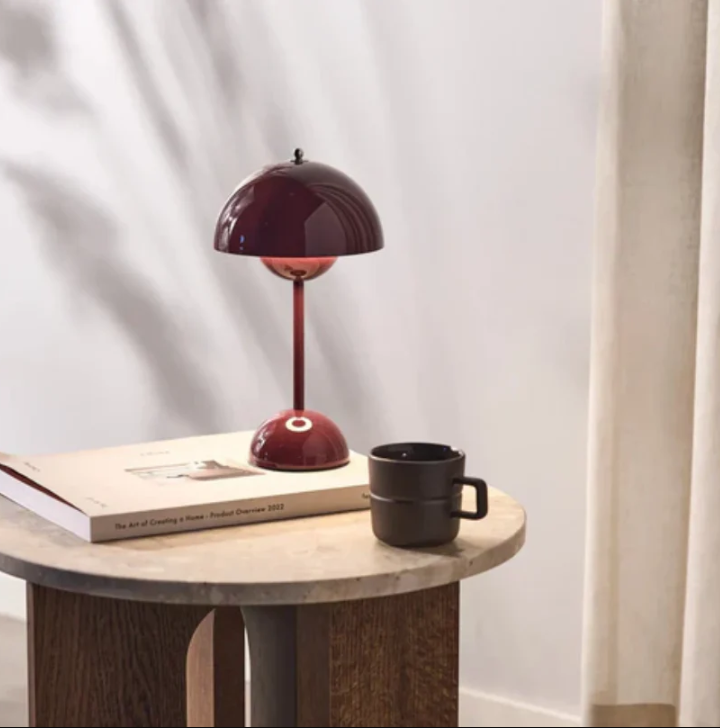 Moderne touch bordlampe med varmt hvidt LED-lys, minimalistisk skandinavisk design og touch-kontrol.