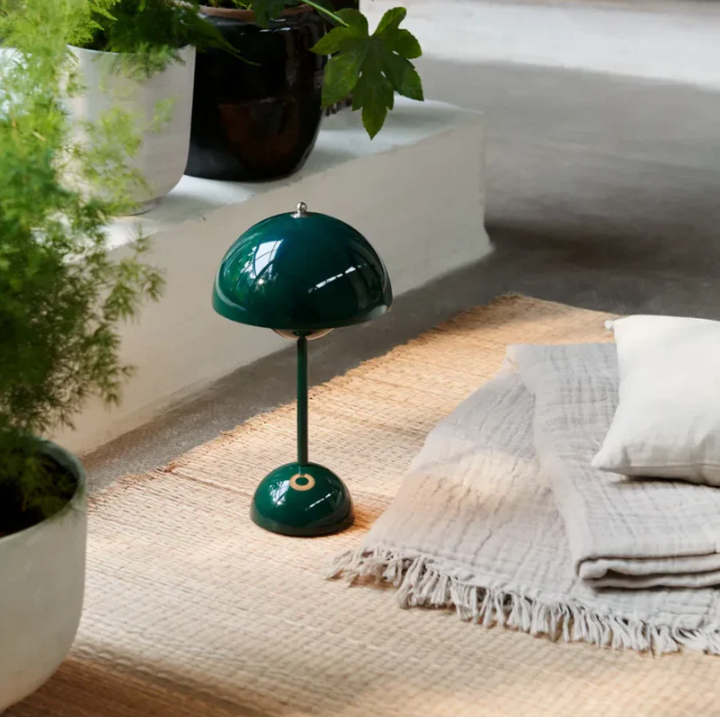 Moderne touch bordlampe med varmt hvidt LED-lys, minimalistisk skandinavisk design og touch-kontrol.