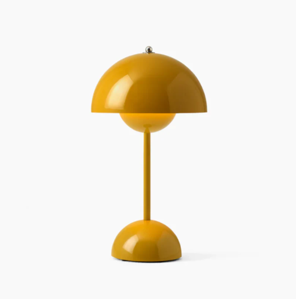 Moderne touch bordlampe med varmt hvidt LED-lys, minimalistisk skandinavisk design og touch-kontrol.