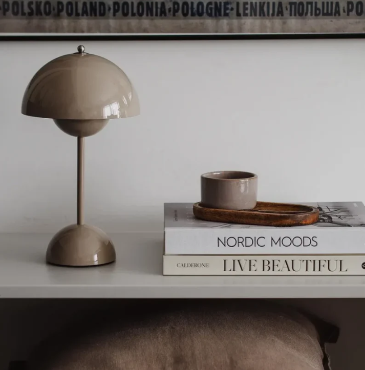 Moderne touch bordlampe med varmt hvidt LED-lys, minimalistisk skandinavisk design og touch-kontrol.