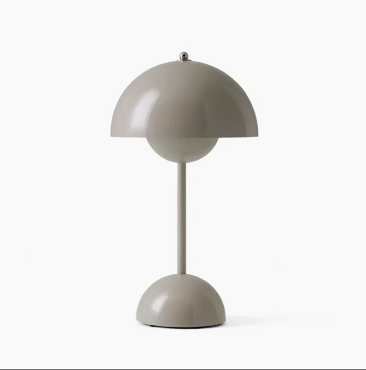 Moderne touch bordlampe med varmt hvidt LED-lys, minimalistisk skandinavisk design og touch-kontrol.