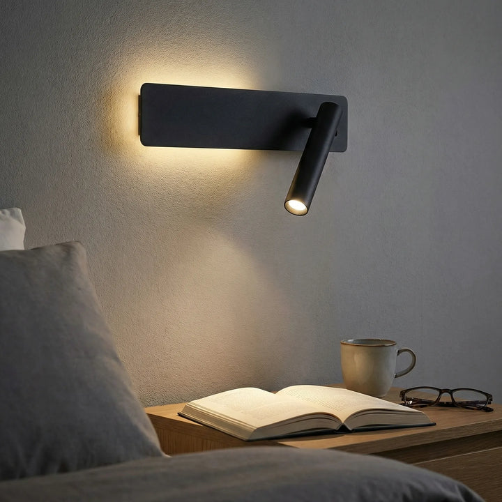 Moderne vægmonteret læselampe til soveværelset med justerbart LED-lys.