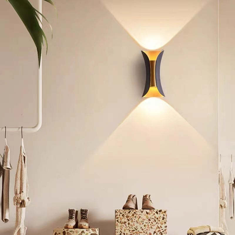 Sort og guld LED væglampe med moderne design, perfekt til udendørs havebelysning på terrassen.