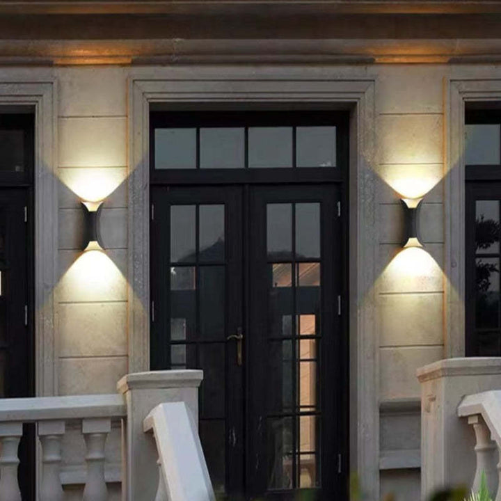Elegant LED vægbelysning til udendørs områder, skaber stemning i have og på terrasse.