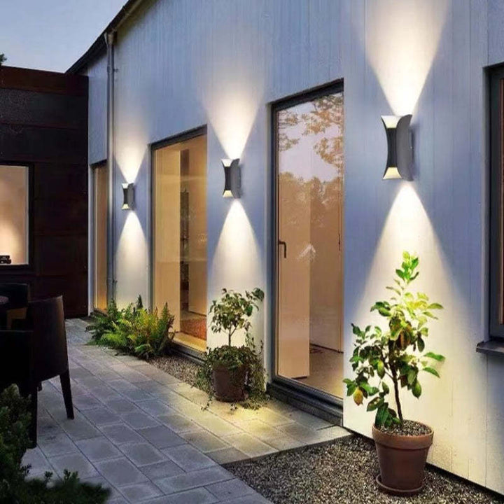 Vejrbestandig LED væglampe, vandtæt design sikrer lang holdbarhed og energibesparelse udendørs.