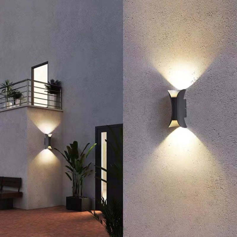 Minimalistisk sort LED væglampe med moderne design, stilfuld udendørsbelysning til facade.