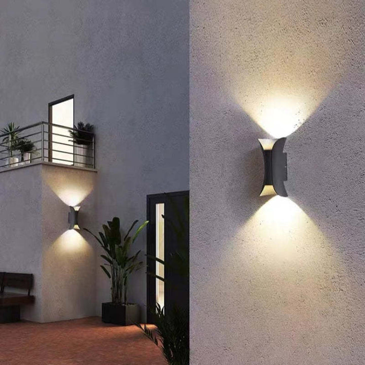 Minimalistisk sort LED væglampe med moderne design, stilfuld udendørsbelysning til facade.