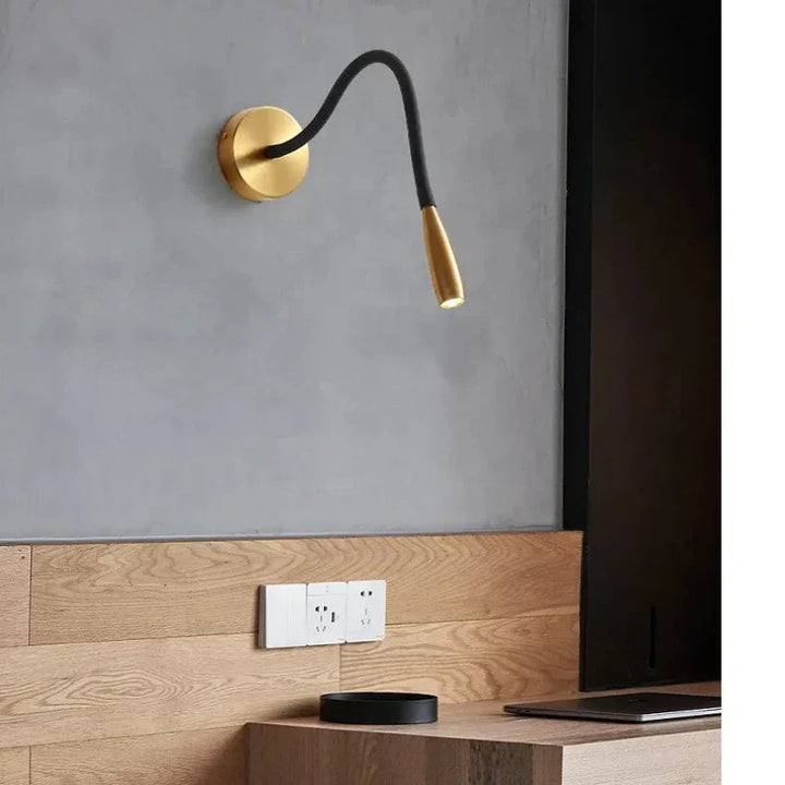 Moderne væglampe med drejearm, minimalistisk design, justerbar til målrettet belysning i stue eller soveværelse