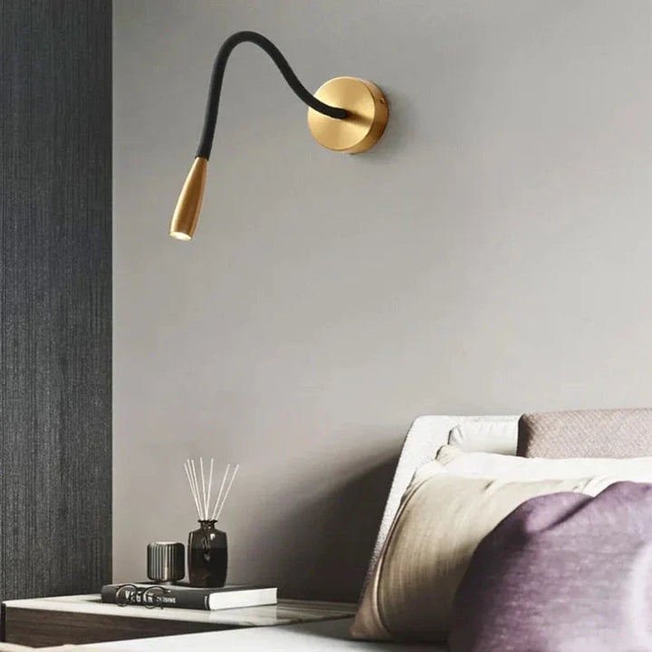 Moderne væglampe med drejearm, minimalistisk design, justerbar til målrettet belysning i stue eller soveværelse