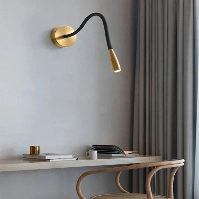 Moderne væglampe med drejearm, minimalistisk design, justerbar til målrettet belysning i stue eller soveværelse
