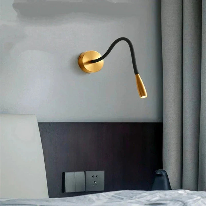 Moderne væglampe med drejearm, minimalistisk design, justerbar til målrettet belysning i stue eller soveværelse