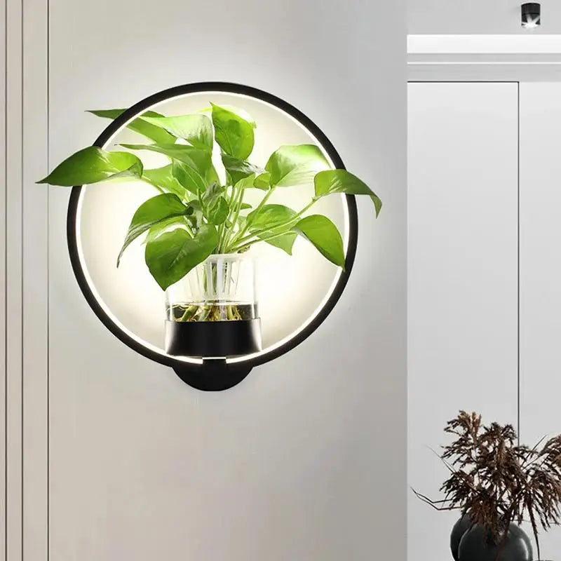 Moderne væglampe i glas og jern med integreret plantekasse, ideel til stuer og kontorer, stilfuldt design.
