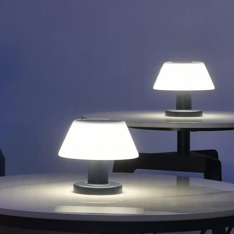 Moderne hvid solar bordlampe i ABS og PC, velegnet til inde- og udebrug, trådløs med LED-lyskilde.
