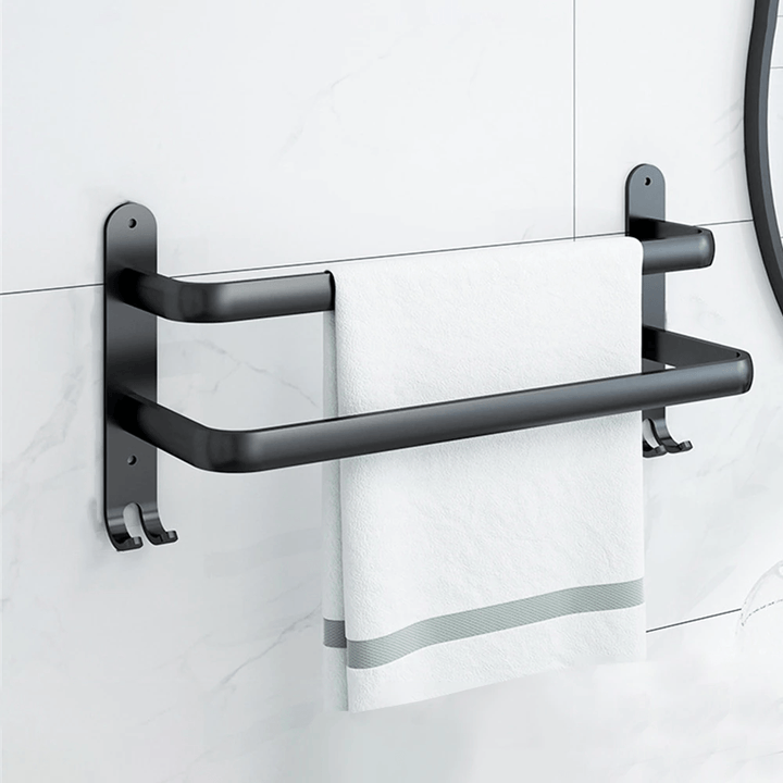 Moderne håndklædestativ i sort metal i et elegant design, ideel til stilfuld badeværelsesudsmykning.