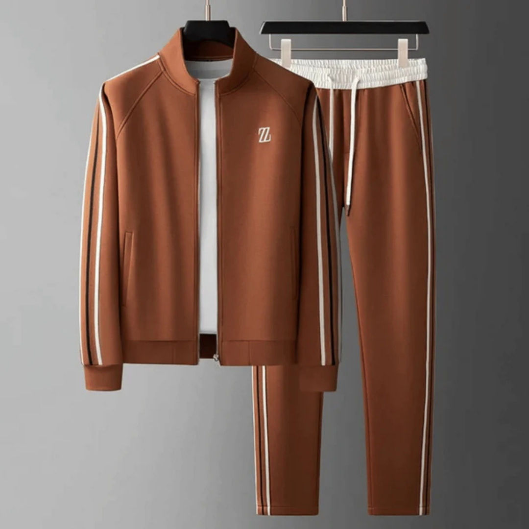 Herretræningssæt i brun, slim fit med lynlås, designet til en moderne og sporty livsstil.