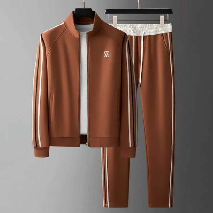 Herretræningssæt i brun, slim fit med lynlås, designet til en moderne og sporty livsstil.