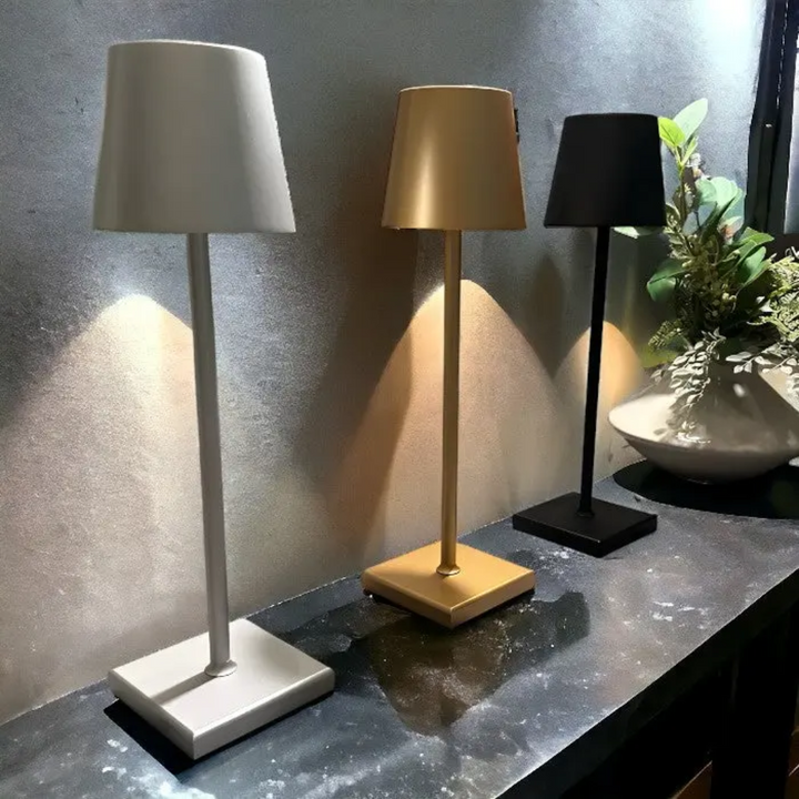 Moderne trådløs LED bordlampe i skandinavisk design, genopladelig, varmt hvidt lys, ideel til indendørs og udendørs brug.