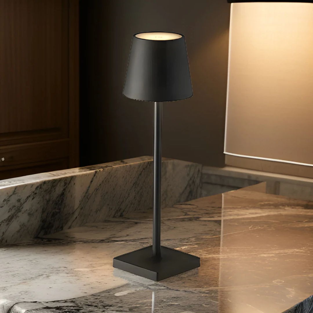 Nordisk-inspireret LED bordlampe med touch-kontrol og tre lysstyrkeniveauer.