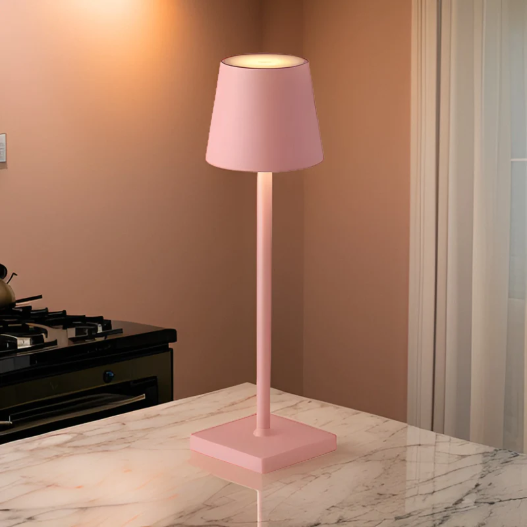 Vandtæt aluminium LED bordlampe, perfekt til udendørs spiseområder og loungemiljøer.