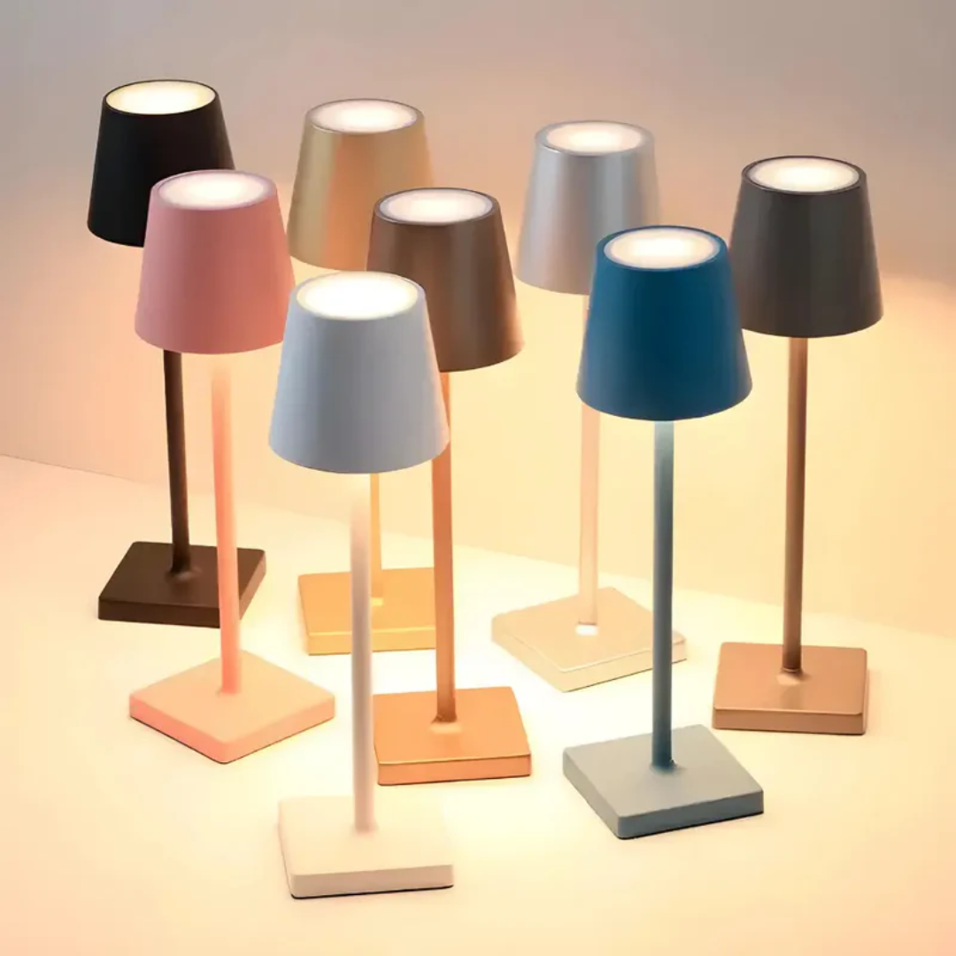 Genopladelig bordlampe med 5200 mAh batteri og 15 timers belysning.