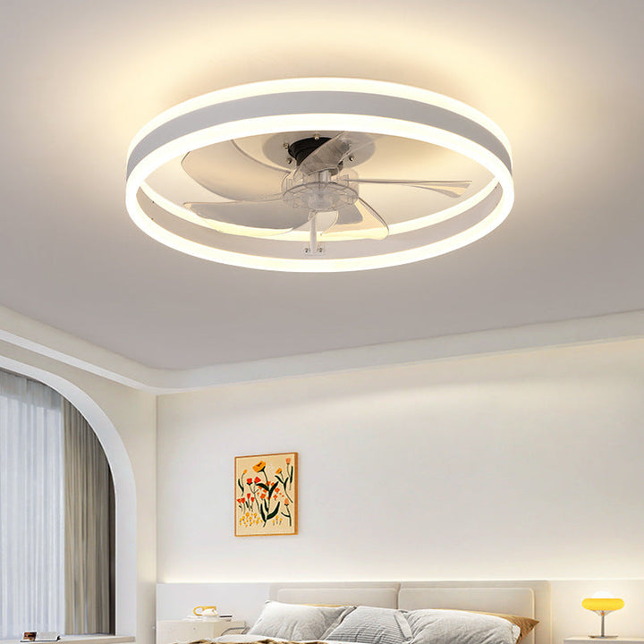 Modernt LED loftventilator med elegante vinger og integreret LED-belysning, perfekt til stue eller kontor.