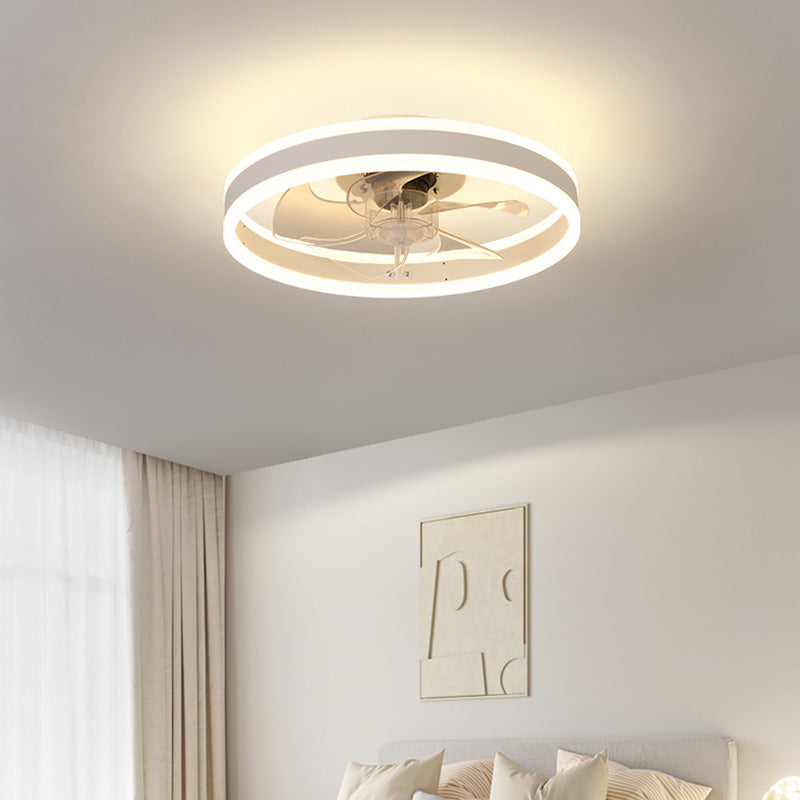Modernt LED loftventilator med elegante vinger og integreret LED-belysning, perfekt til stue eller kontor.